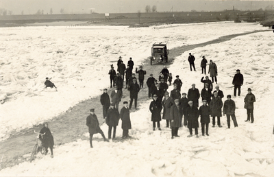 606540 Afbeelding van een groepje personen en een auto op de dichtgevroren Lek bij Vianen.